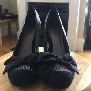 Naturalizer black patterned fabric high heel.